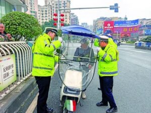 9月起，电动车迎来4道铁门槛：没上牌的、加篷的、开老头乐的、无证骑电摩的，都跑不掉
